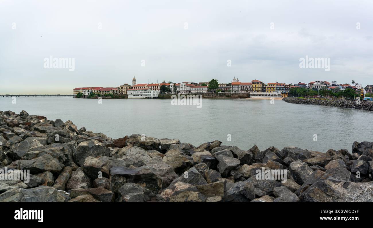 Vista diurna della baia di Panama City con cieli nuvolosi Foto Stock