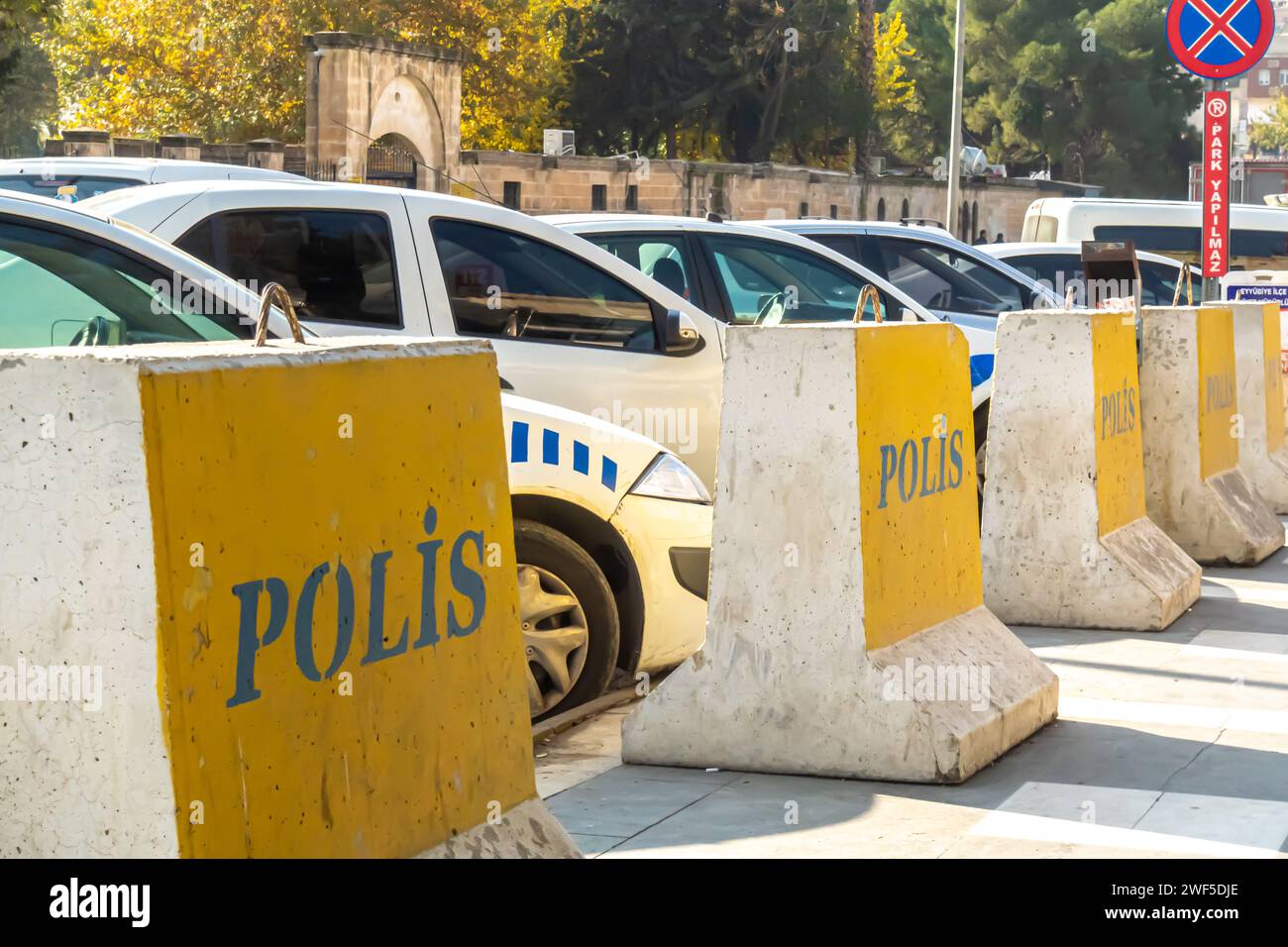 Le auto della polizia e il blocco stradale di beton si trovano a Sanliurfa in turchia Foto Stock