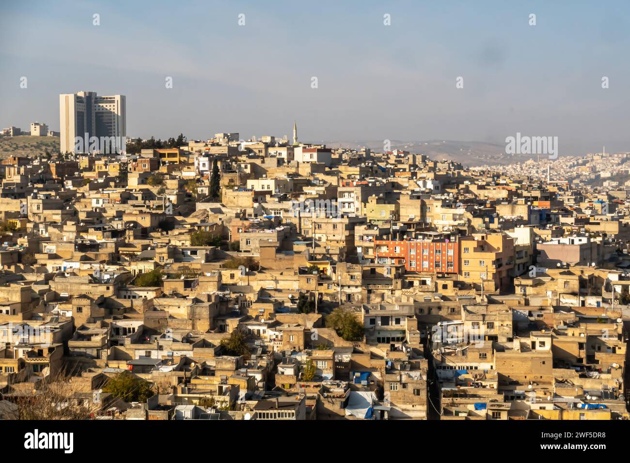Città vecchia storica Sanliurfa, colline con case densamente popolate, edifici densi città storica di Urfa, Turchia sud-orientale Foto Stock