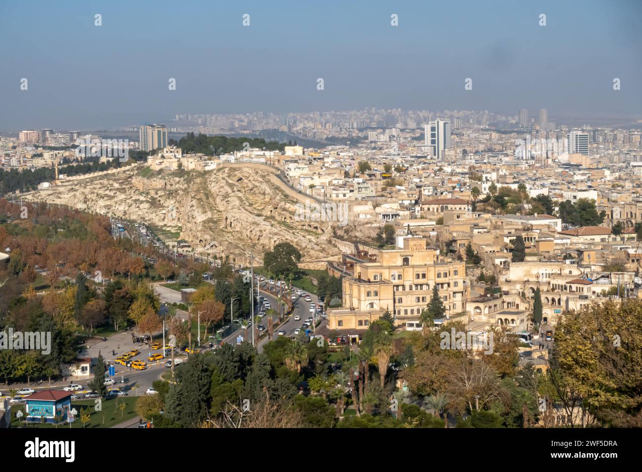 Città vecchia storica Sanliurfa, colline con case densamente popolate, edifici densi città storica di Urfa, Turchia sud-orientale Foto Stock