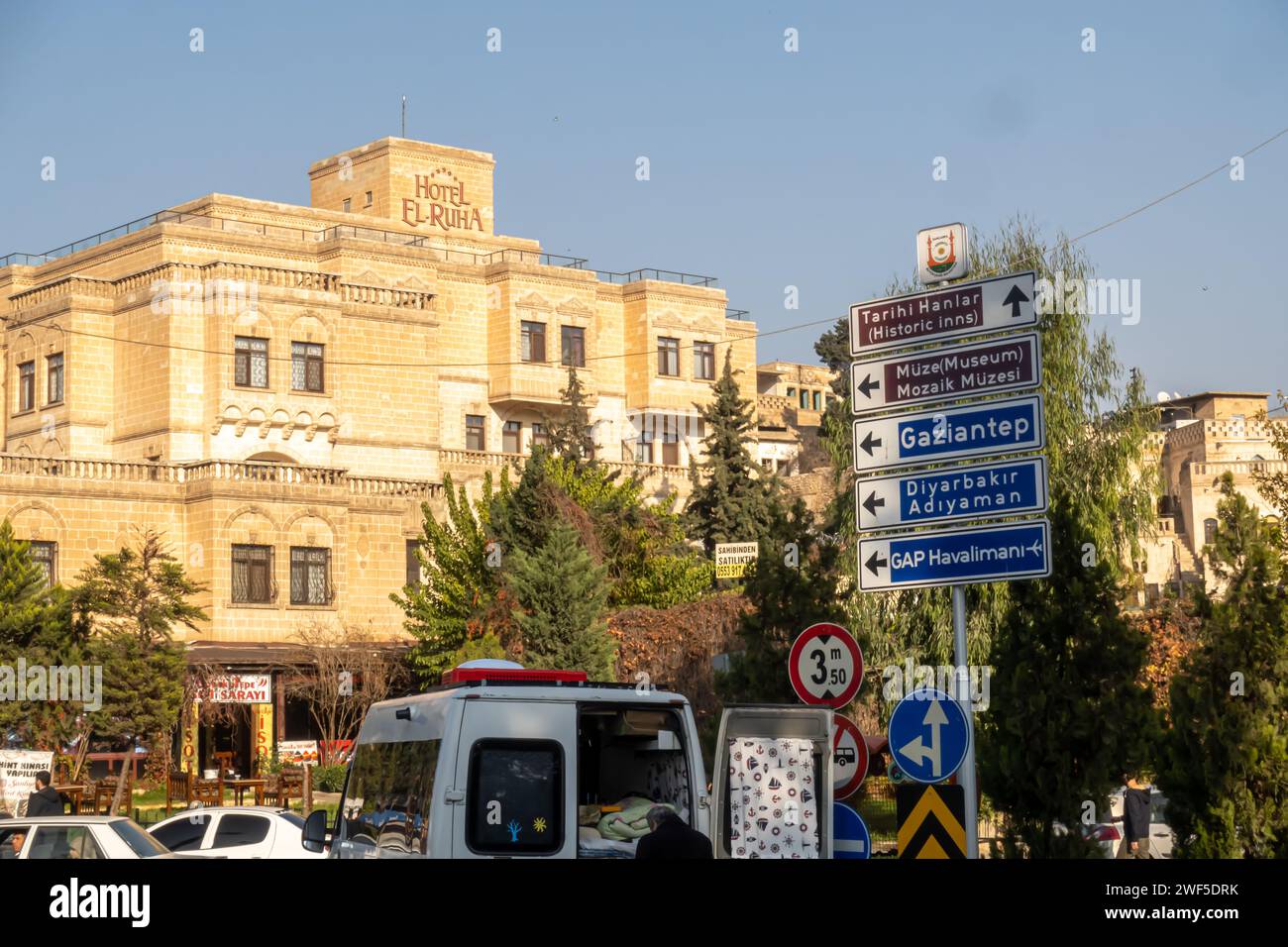Hotel El Ruha nel quartiere centrale di Merkeze Merkez a Sanliurfa, Turchia, indicazioni stradali che mostrano le indicazioni per i vari luoghi di interesse nel sud-est della Turchia Foto Stock