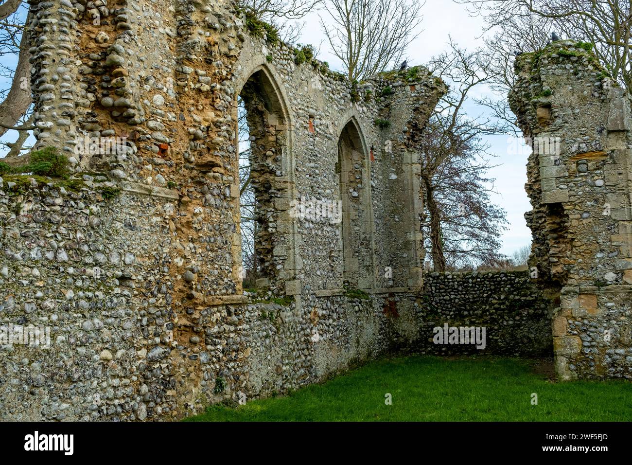 Sheringham, Norfolk, Regno Unito – gennaio 27 2024. Le antiche rovine abbandonate del priorato di Beeston Regis nella campagna del Norfolk Foto Stock
