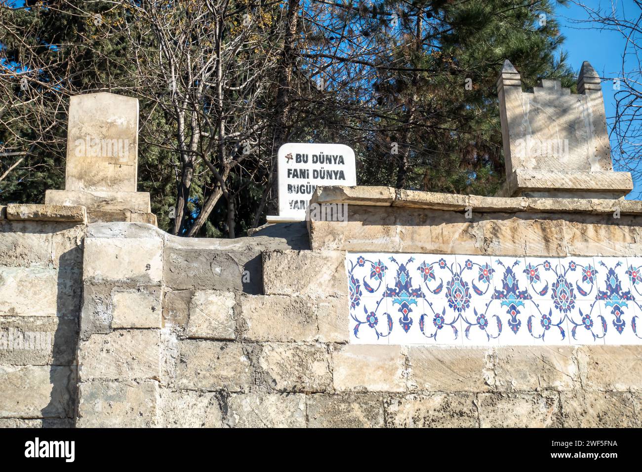 Decorazioni tradizionali in piastrelle murali su un muro, ornamenti su piastrelle di un cimitero turco a Sanliurfa in Turchia Foto Stock