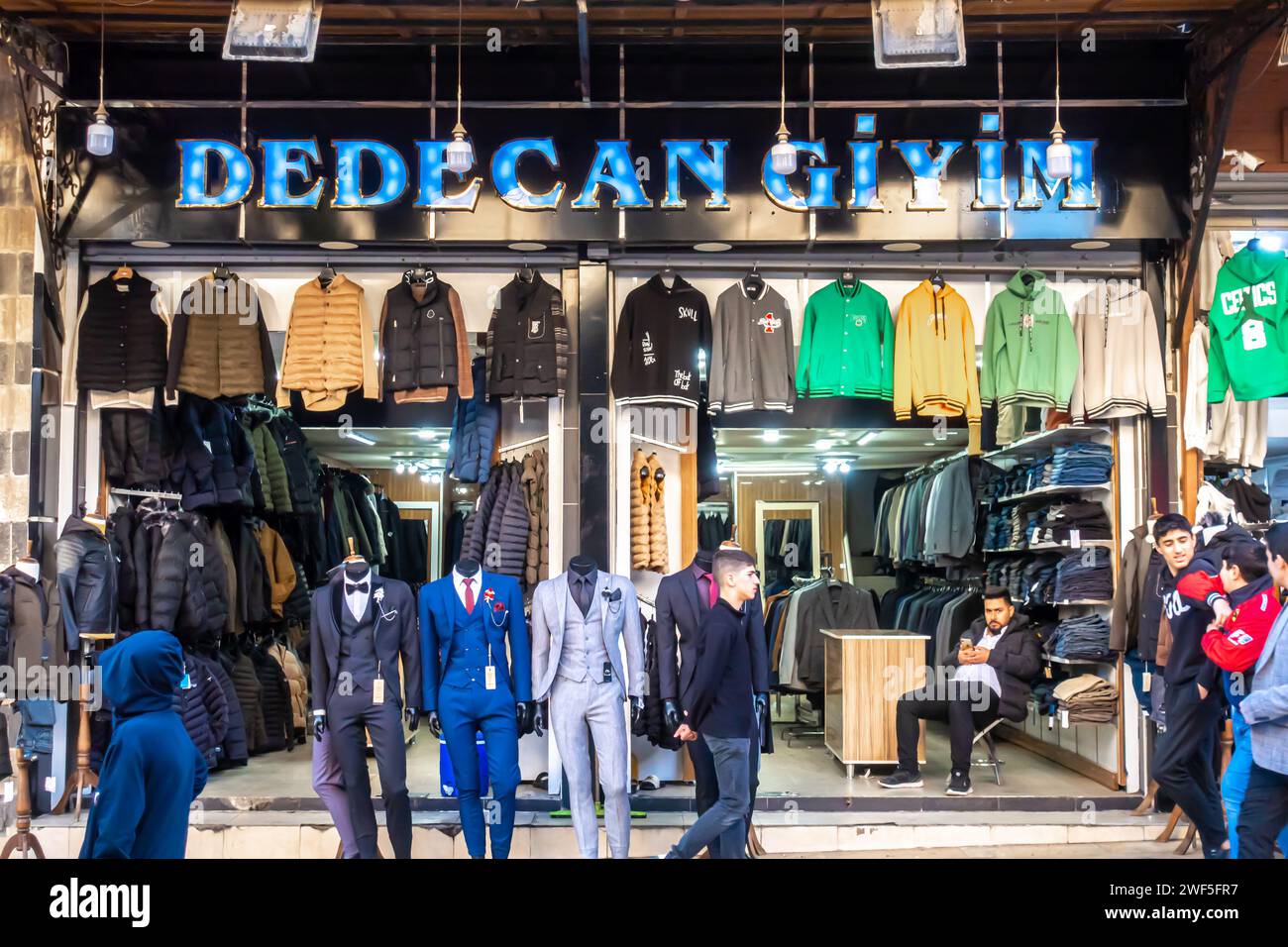 Dedecan Giyim, negozio di abbigliamento turco, negozio di abbigliamento da uomo, giacche da uomo, abbigliamento da uomo, abiti da uomo, abbigliamento da uomo, negozio di abbigliamento Sanliurfa Turkey Foto Stock