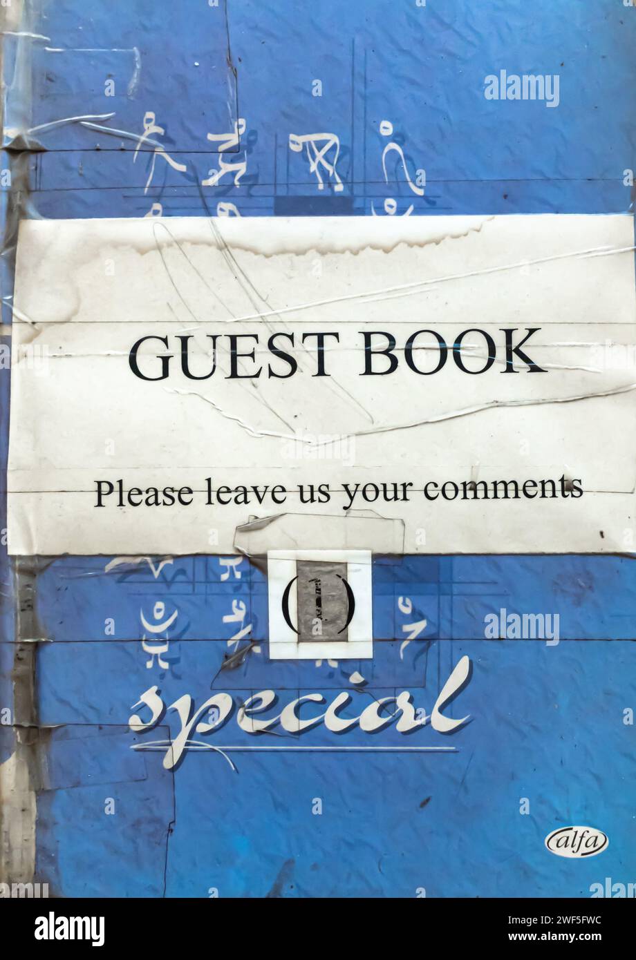 Copertina del libro degli ospiti indossata con il testo "Please leave your comments" (si prega di lasciare i commenti) Foto Stock