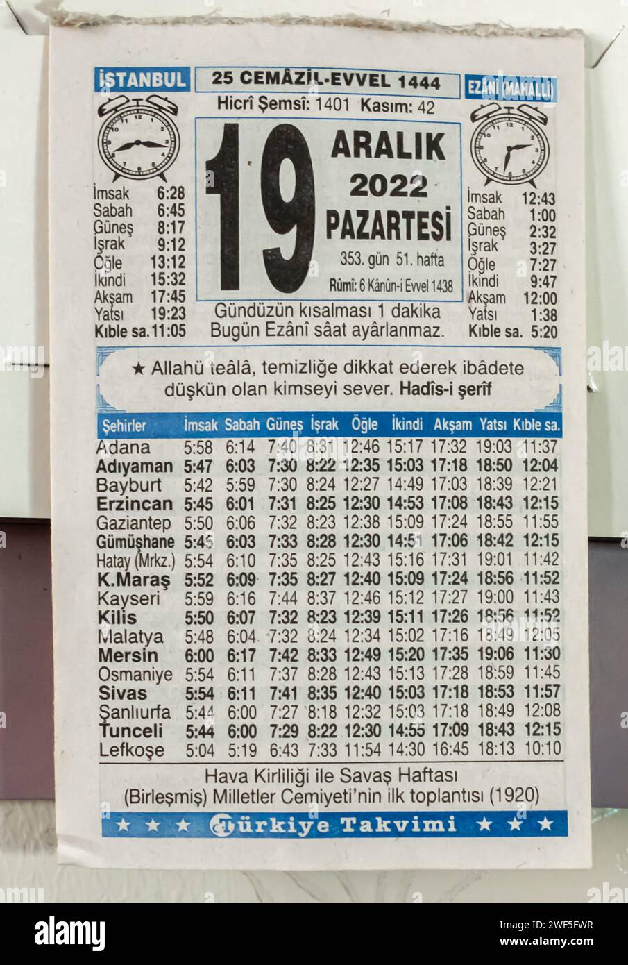 Pagina del calendario murale turco per il 19 dicembre 2022 con il rispettivo orario mostrato nelle principali città turche. Foto Stock