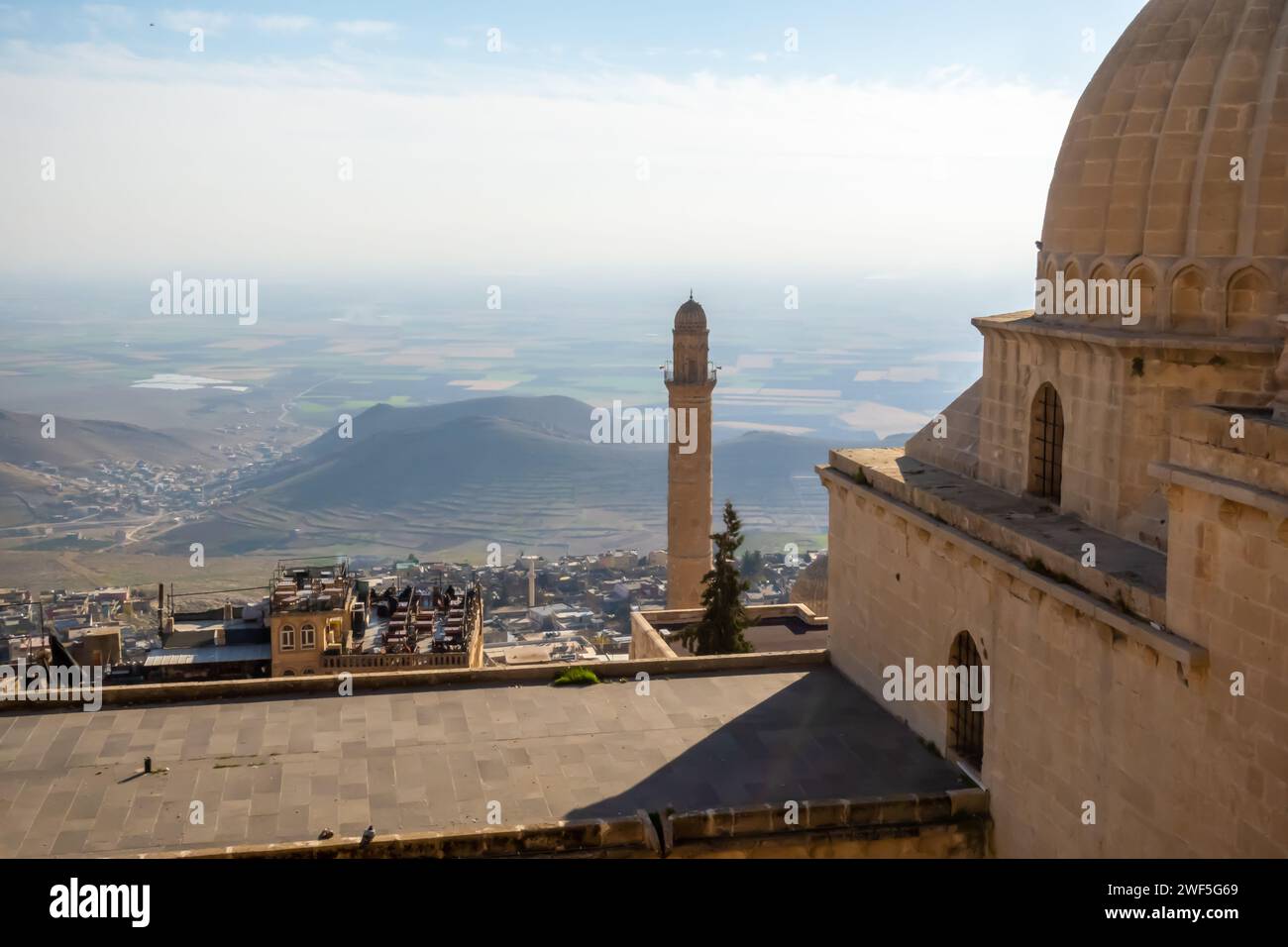 Ammira la cupola del Sultano Isa Medrese o della Madrasa del Sultano Isa, o la Zinciriye Medrese o Isa Bey Medresesi, un punto di riferimento a Mardin Foto Stock