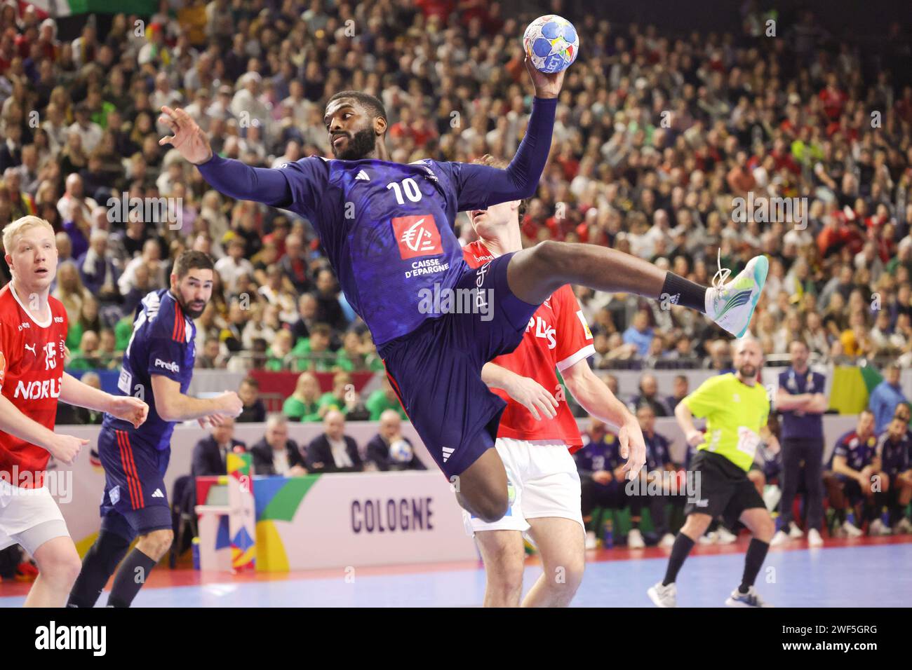 Dika Mem di Francia durante la finale di pallamano maschile EHF Euro 2024 tra Francia e Danimarca il 28 gennaio 2024 alla Lanxess-Arena di Colonia, in Germania Foto Stock