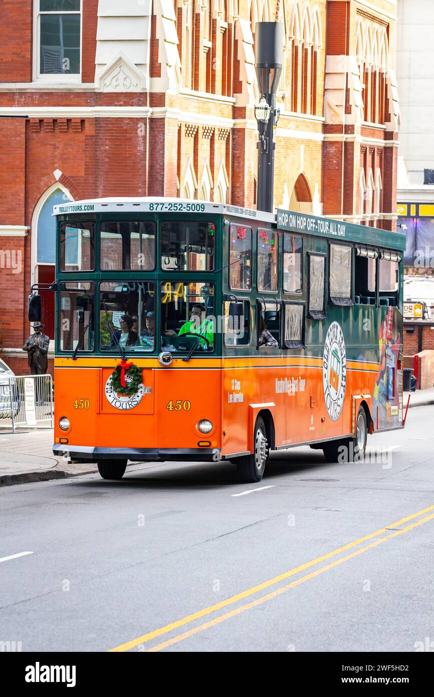 Nashville, TN, USA - 24-12-2023: Tour in autobus delle famose attrazioni turistiche di Nashville in tram della città vecchia Foto Stock