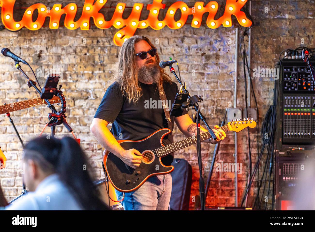Nashville, TN, USA - 24-12-2023: Il chitarrista esegue musica tradizionale all'honkytonk Beale Street di giorno nel club del centro di Nashville Foto Stock