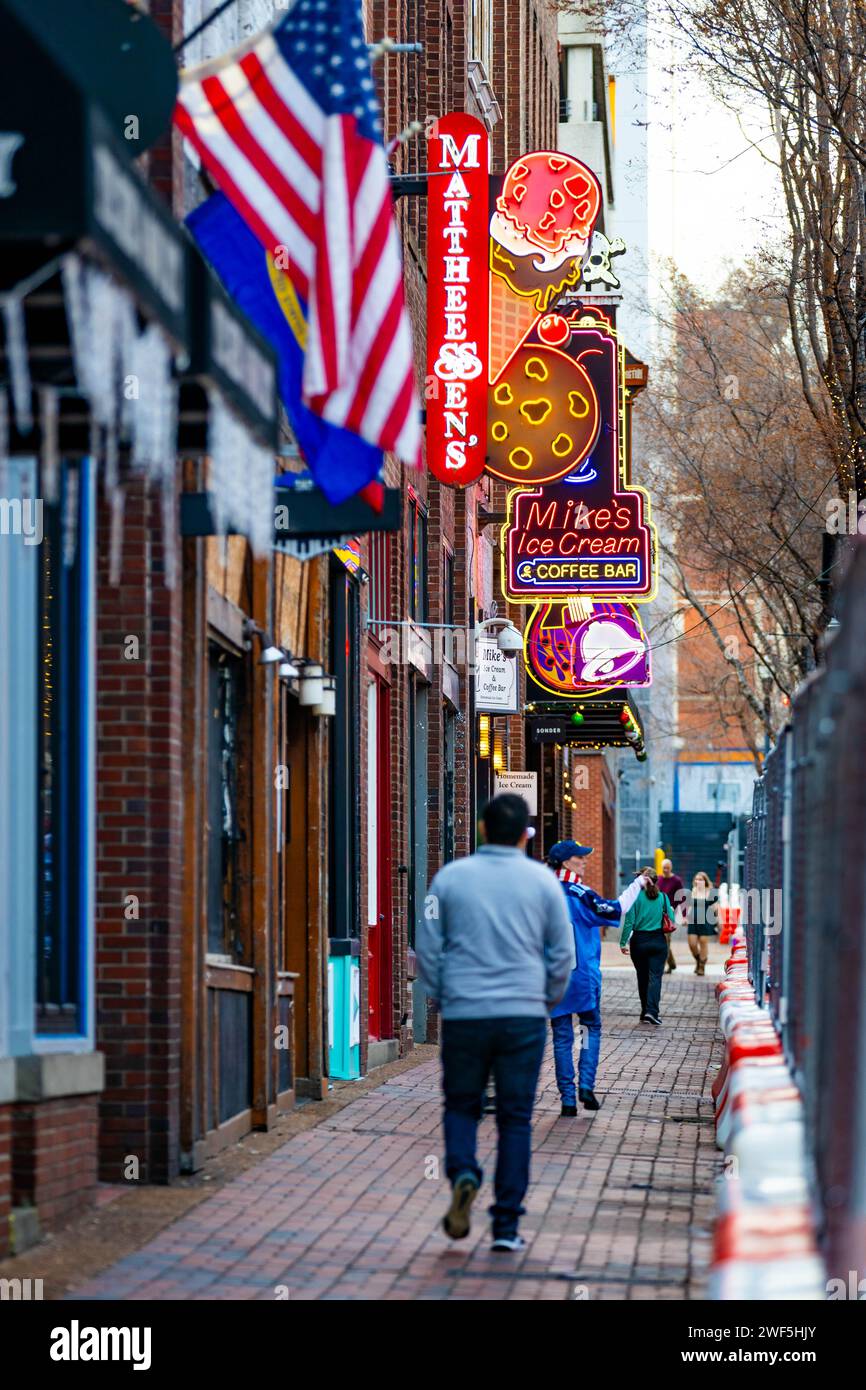 Nashville, Tennessee, USA - 24-12-2023: Famosi cartelli al neon dei club blues su Beale Street durante il giorno, nell'attrazione del centro di Nashville Foto Stock