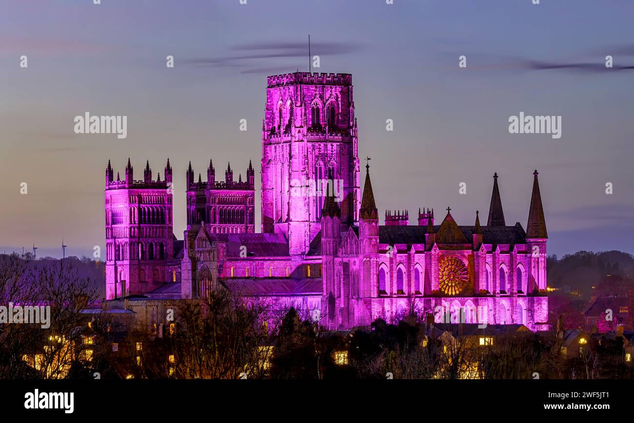 Una vista della Cattedrale di Durham nella città illuminata al crepuscolo, vista da lontano con cieli limpidi Foto Stock