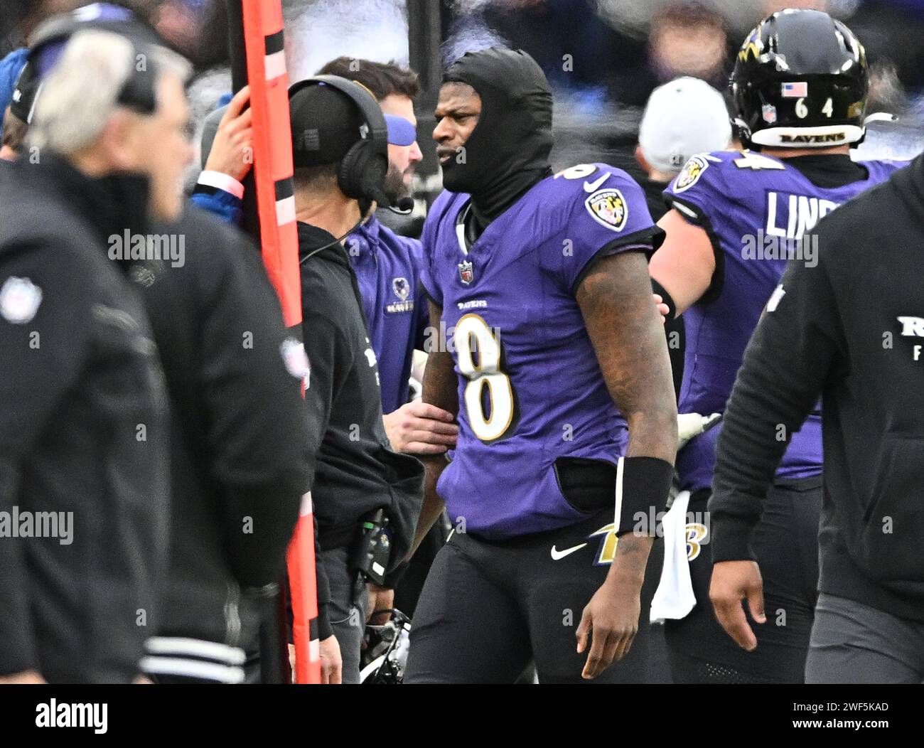 Baltimora, Stati Uniti. 28 gennaio 2024. Il quarterback dei Baltimore Ravens Lamar Jackson si trova in disparte nel secondo quarto contro i Kansas City Chiefs durante la finale di football della AFC del 2024 al M&T Bank Stadium di Baltimora, Maryland, domenica 28 gennaio 2024. Foto di David Tulis/UPI credito: UPI/Alamy Live News Foto Stock