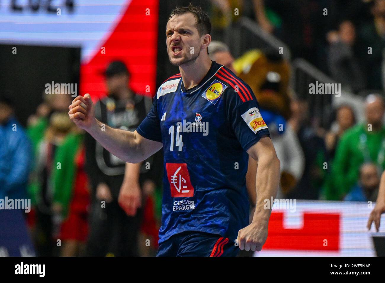 Colonia, Germania. 28 gennaio 2024. Happiness of Kentin Mahe (Francia) dopo aver segnato un gol nella finale del 2° e 1° posto del menÂ&#x80;&#x99;S EHF Euro 2024 match tra Francia e Danimarca alla Lanxess Arena di Colonia, Germania credito: Independent Photo Agency/Alamy Live News Foto Stock