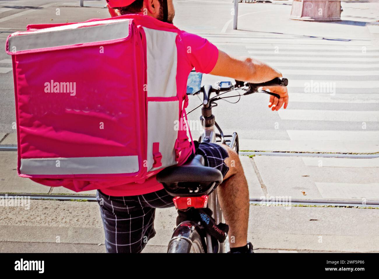 Pizzeria operaio che porta cibo consegna zaino termico in piedi bici da  equitazione in studio con