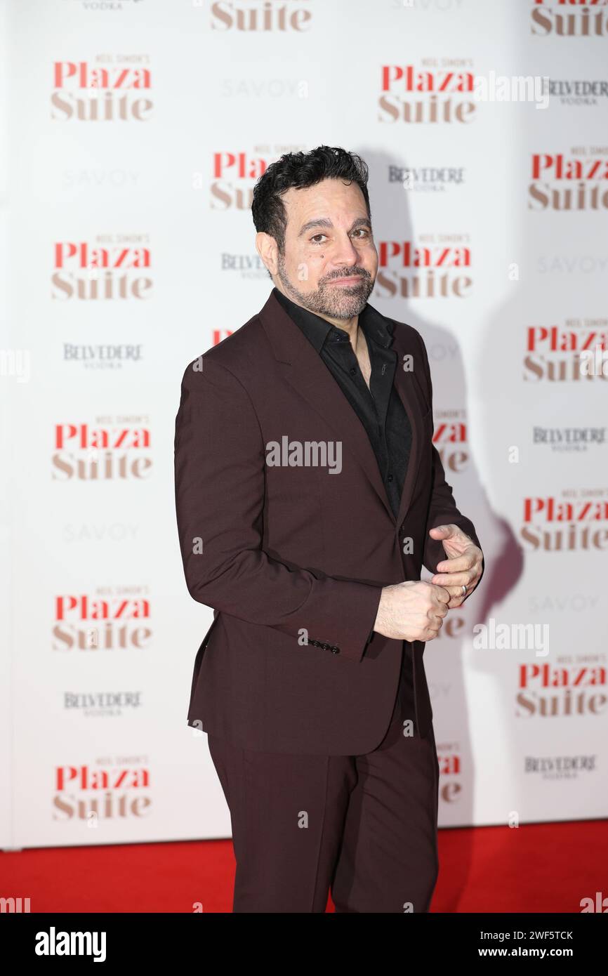 Londra, Regno Unito. 28 gennaio 2024. Mario Cantone partecipa allo spettacolo di gala di Plaza Suite al Savoy Theatre di Londra Credit: John Davies/Alamy Live News Foto Stock