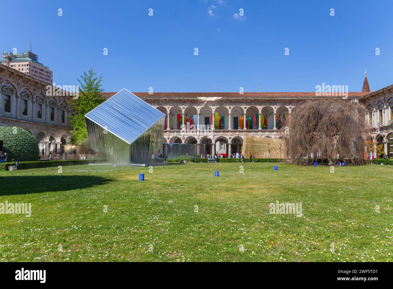 MILANO, ITALIA-17 APRILE 2023: Installazioni di design artistico esposte nel cortile dell'Università Statale al fuori Salone, durante la designweek Foto Stock