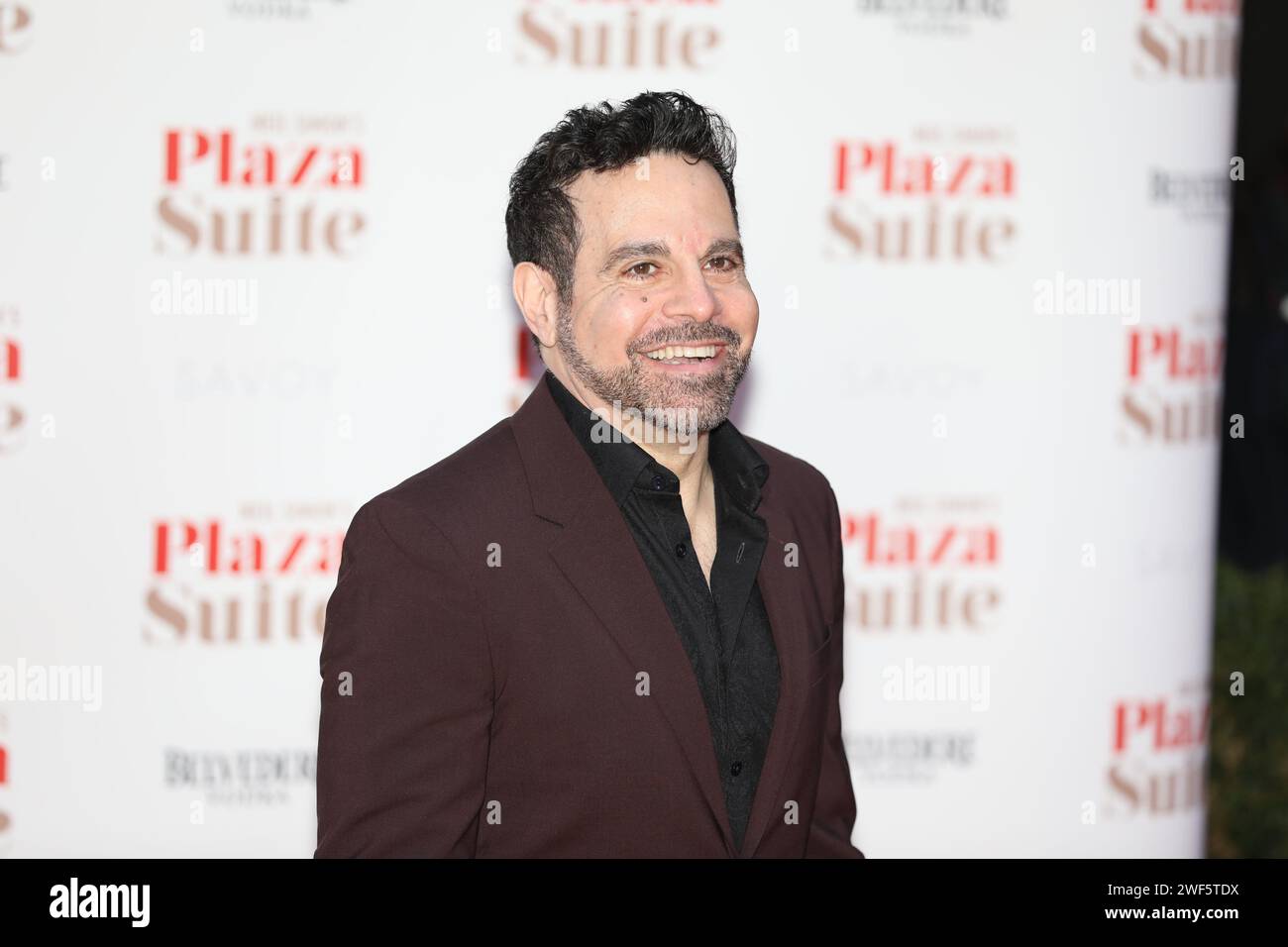 Londra, Regno Unito. 28 gennaio 2024. Mario Cantone partecipa allo spettacolo di gala di Plaza Suite al Savoy Theatre di Londra Credit: John Davies/Alamy Live News Foto Stock