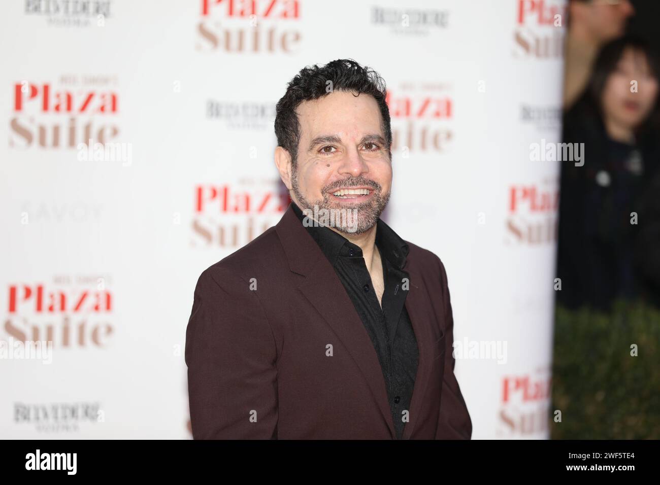 Londra, Regno Unito. 28 gennaio 2024. Mario Cantone partecipa allo spettacolo di gala di Plaza Suite al Savoy Theatre di Londra Credit: John Davies/Alamy Live News Foto Stock