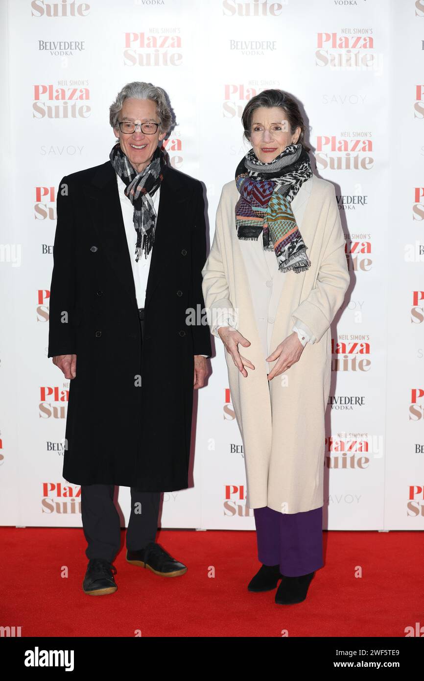 Londra, Regno Unito. 28 gennaio 2024. Guy Paul e Dame Harriet Walter assistono allo spettacolo di gala di Plaza Suite al Savoy Theatre di Londra Credit: John Davies/Alamy Live News Foto Stock