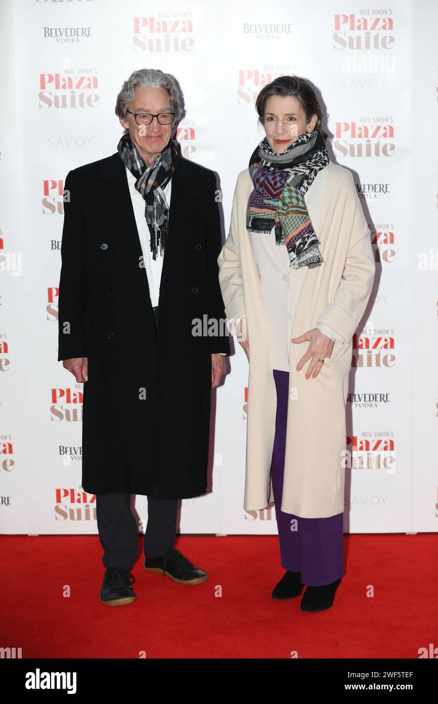 Londra, Regno Unito. 28 gennaio 2024. Guy Paul e Dame Harriet Walter assistono allo spettacolo di gala di Plaza Suite al Savoy Theatre di Londra Credit: John Davies/Alamy Live News Foto Stock