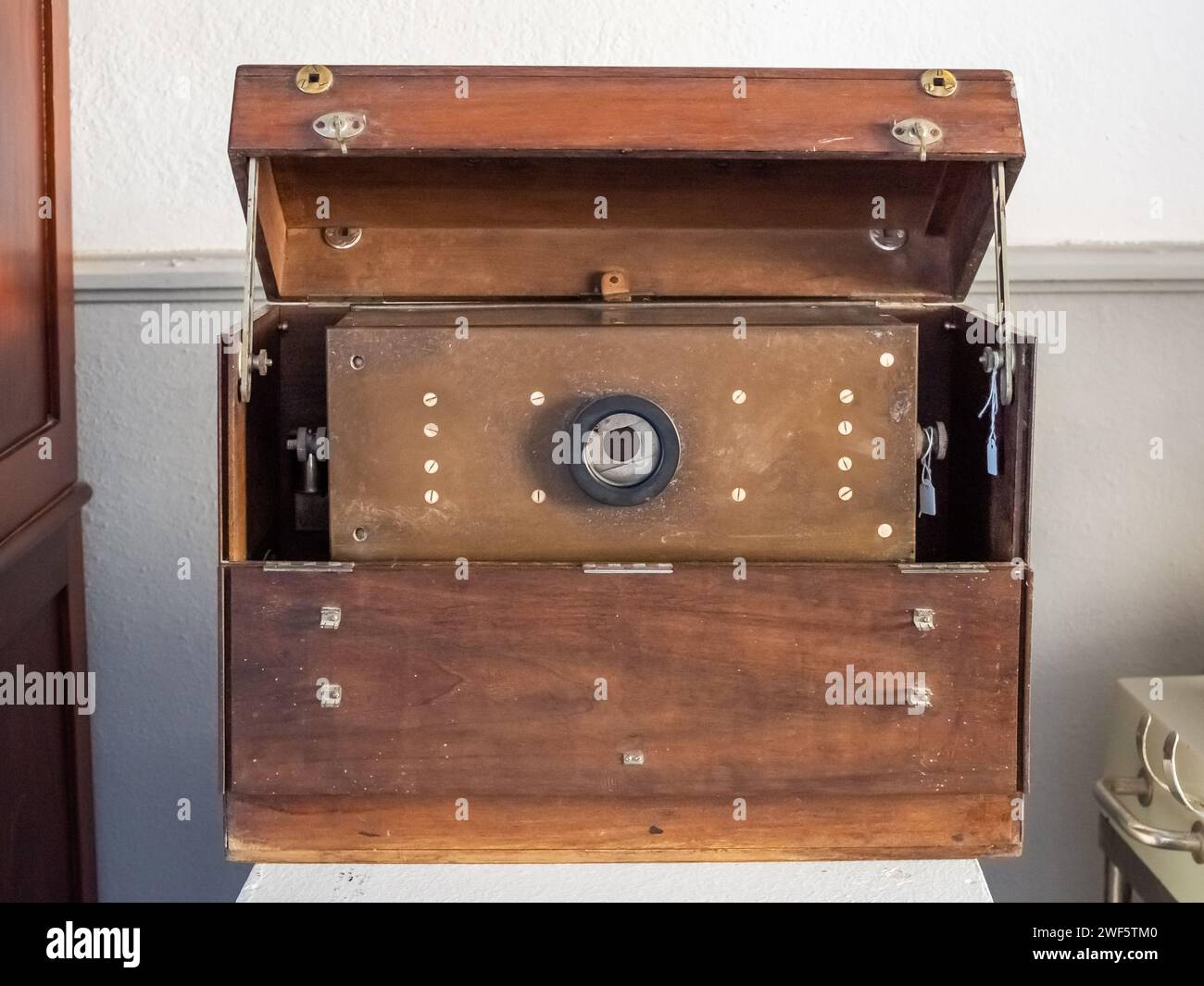Vecchio dispositivo medico d'epoca in una mostra di vecchi dispositivi medici Foto Stock