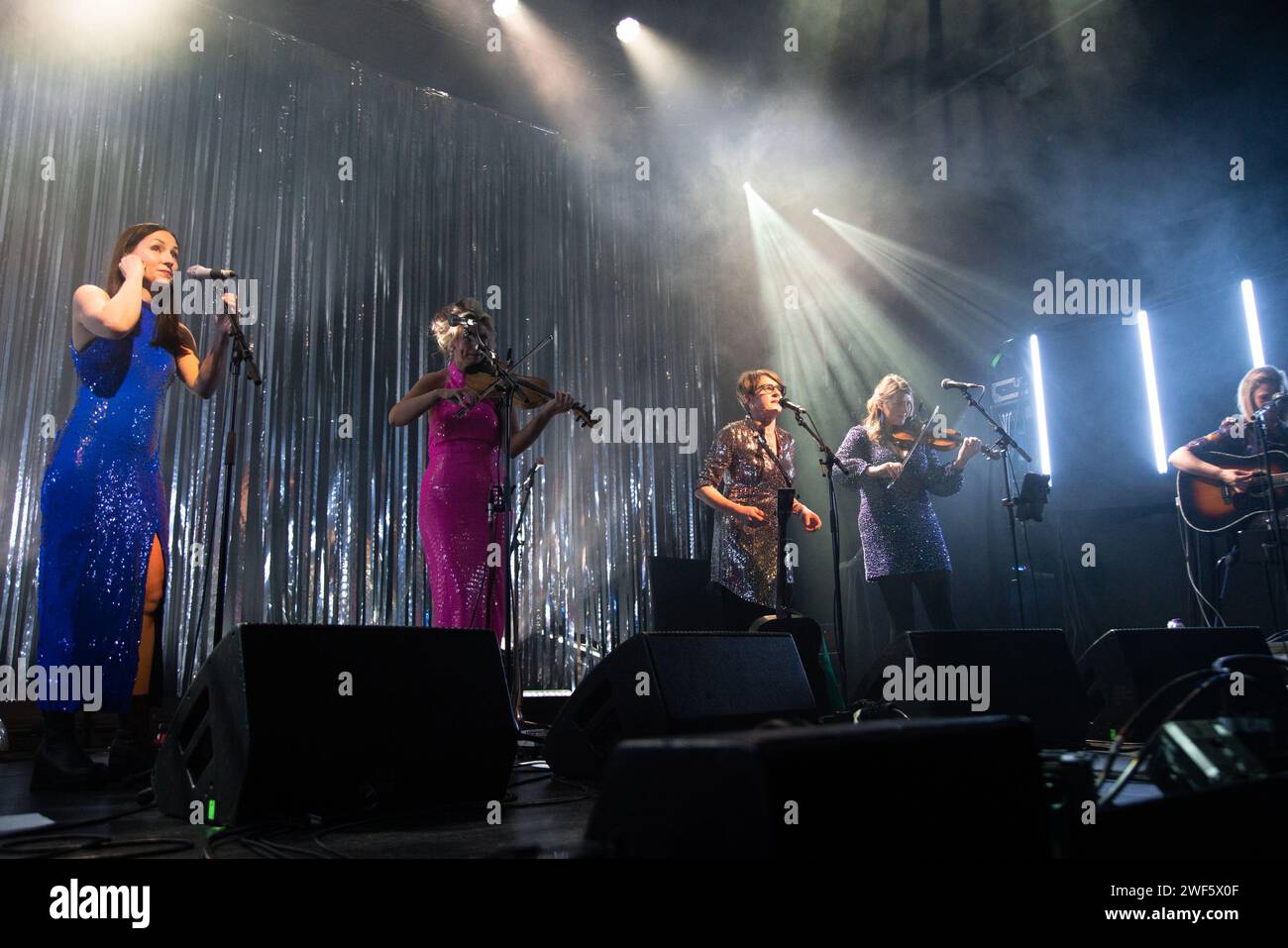 Glasgow Scozia. 21 gennaio 2024. Il violinista scozzese Aileen Reid e le cantanti Karine Polwart e Julie Fowlis, si sono esibiti con Kinnaris Quintet, band folk scozzese, all'Old Fruitmarket al Celtic Connections 2024. Foto Pauline Keightley/ Alamy. Foto Stock