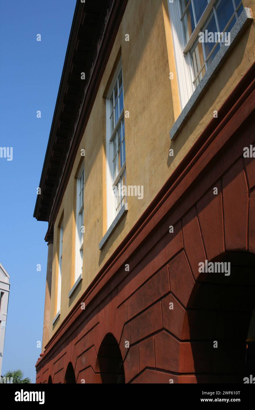 Un caldo pomeriggio d'estate scorcio di un classico edificio europeo con passaggio ad arco Foto Stock