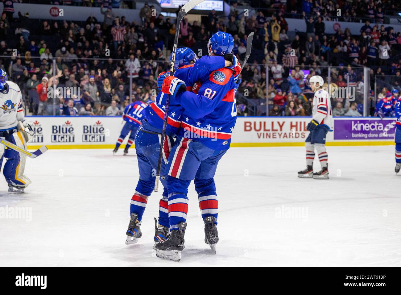 20 gennaio 2024: I giocatori dei Rochester Americans celebrano un gol nel secondo periodo contro gli Springfield Thunderbirds. I Rochester Americans ospitarono gli Springfield Thunderbirds in una partita della American Hockey League alla Blue Cross Arena di Rochester, New York. (Jonathan Tenca/CSM) Foto Stock