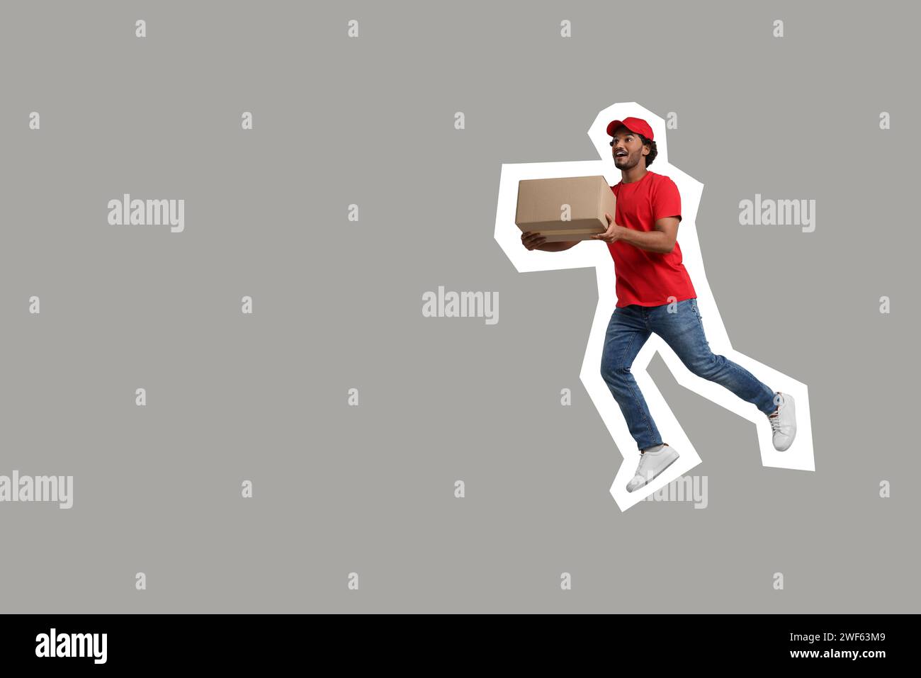 Corriere sorpreso con pacchi in esecuzione su sfondo grigio, spazio per il testo Foto Stock