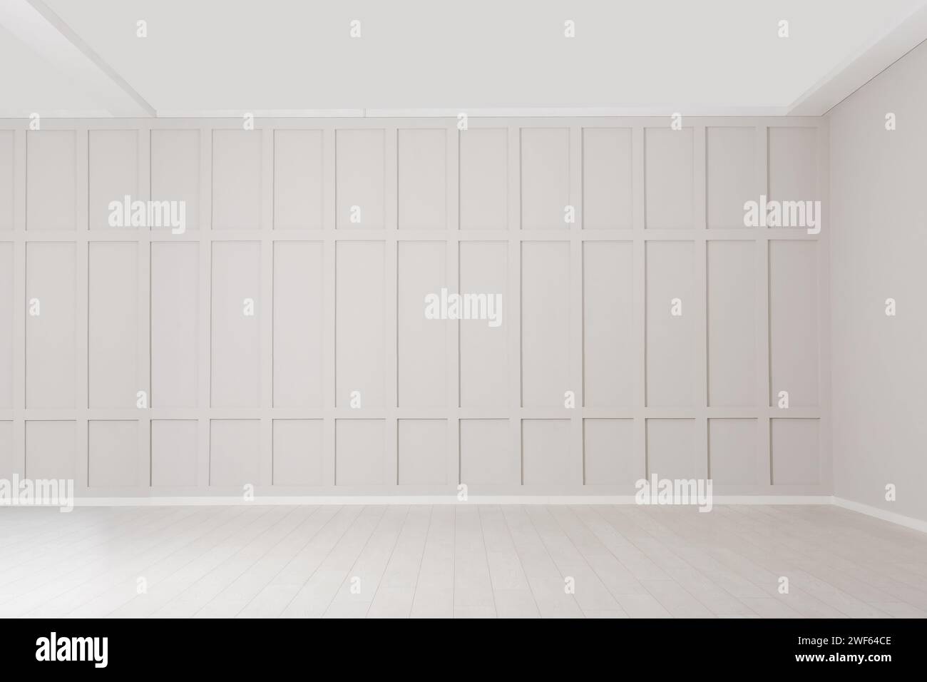 Camera vuota con pareti beige e pavimento laminato Foto Stock