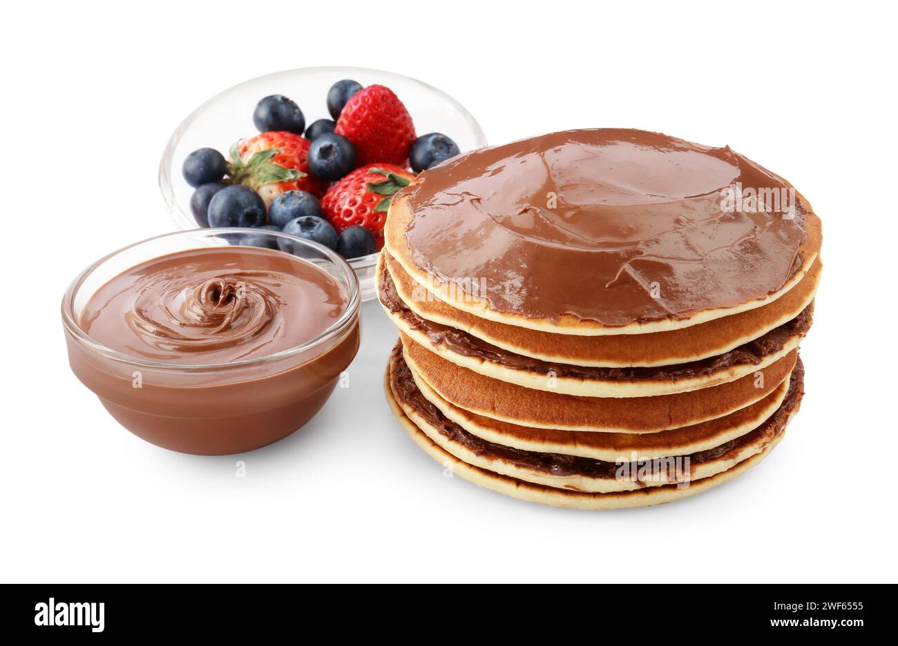 Gustosi pancake con pasta al cioccolato e frutti di bosco isolati su bianco Foto Stock