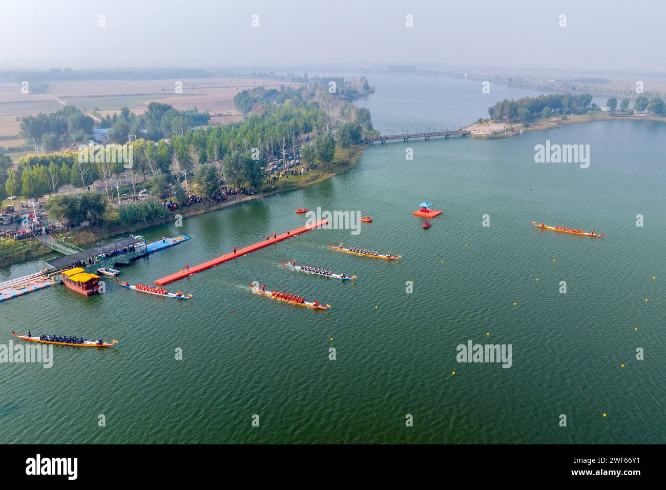 Henan: Dragon Boat Race Huaxian 'West Lake' Foto Stock