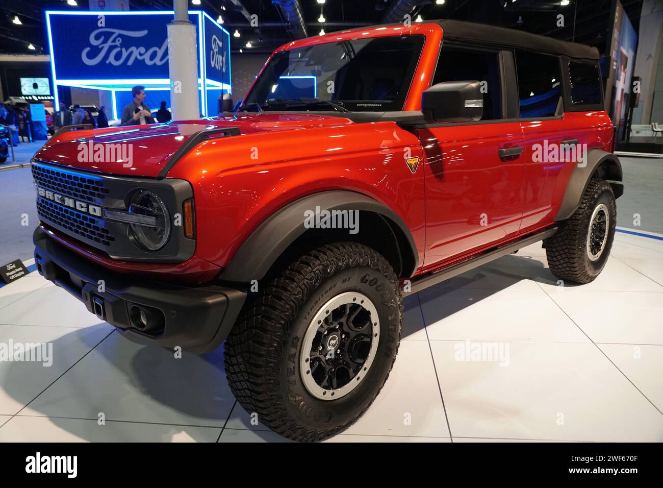 Philadelphia, Pennsylvania, Stati Uniti - 14 gennaio 2024 - la vista laterale del colore rosso della Ford Bronco Badlands del 2024 Foto Stock