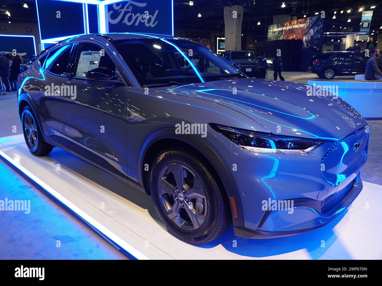 Filadelfia, Pennsylvania, Stati Uniti - 14 gennaio 2024 - il colore argento del SUV Crossover All-Electric Ford Mustang Mach-e GT del 2024 Foto Stock