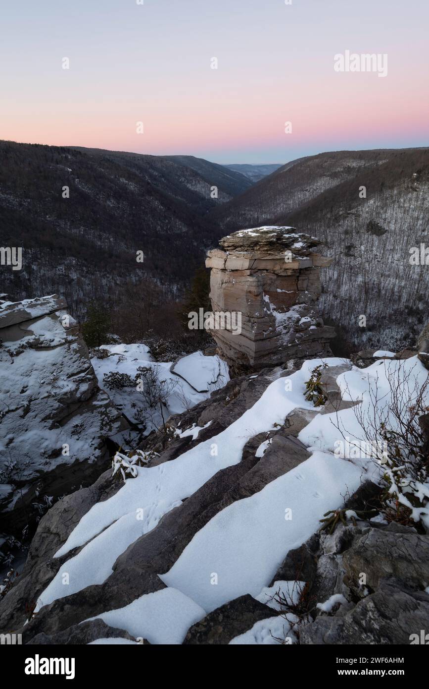 Una splendida cintura di Venere rosa e viola riempie l'orizzonte su una frigida alba a Lindy Point nel Blackwater Falls State Park di Davis, West Virginia Foto Stock