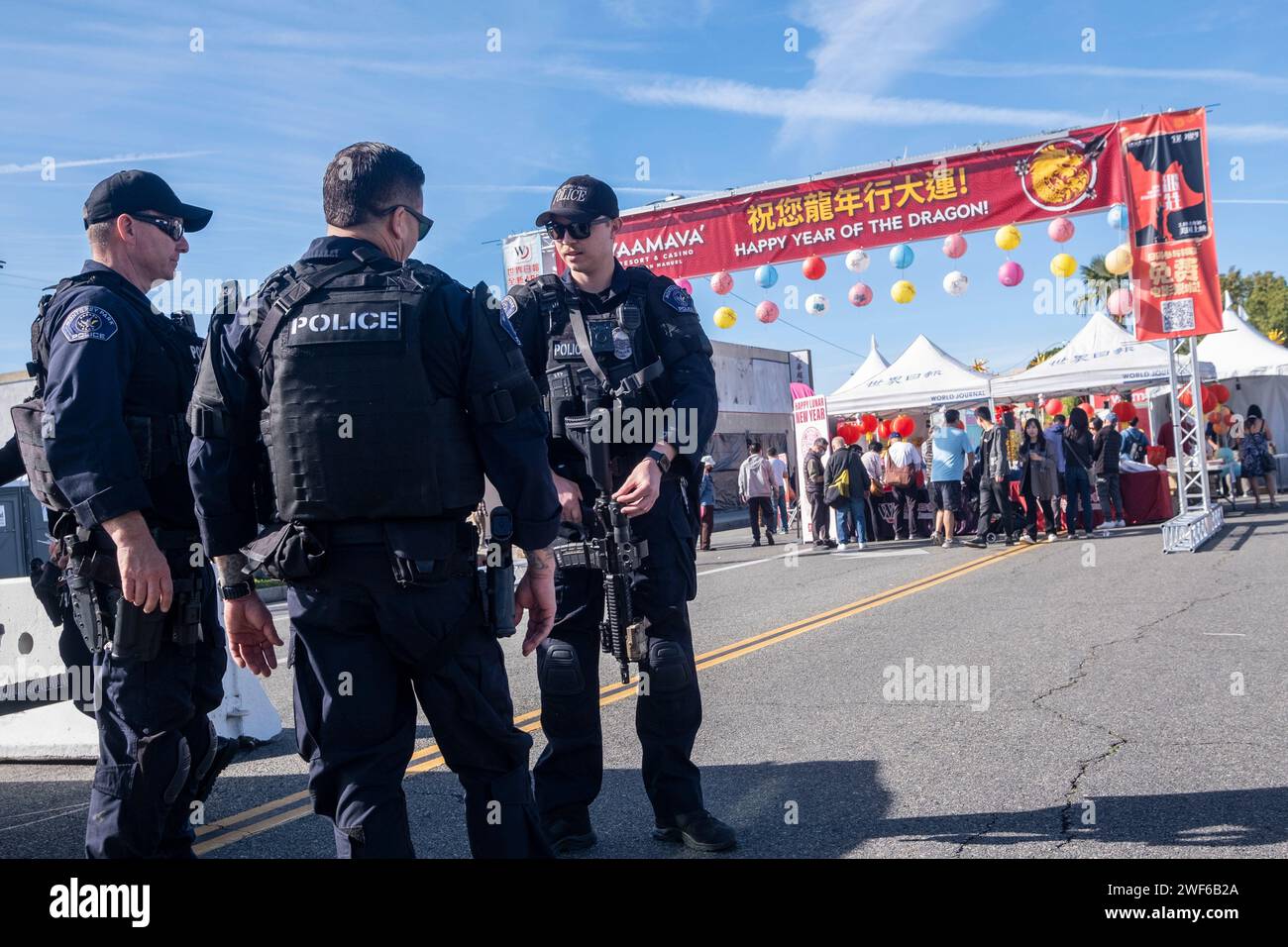 Los Angeles, Stati Uniti. 28 gennaio 2024. Gli uffici di polizia armati sono di guardia durante il Monterey Park Lunar New Years Festival di domenica 28 gennaio 2024, a Monterey Park, California. Questo fine settimana, il famoso festival del Capodanno lunare torna al Monterey Park per commemorare l'anno del Drago. (Foto di Ringo Chiu/SOPA Images/Sipa USA) credito: SIPA USA/Alamy Live News Foto Stock