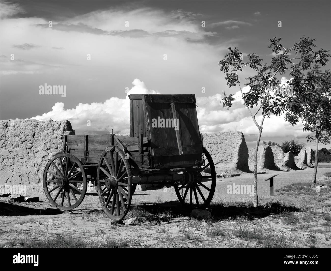 Monocromatico di un vecchio carro nello storico Fort Selden, New Mexico Foto Stock