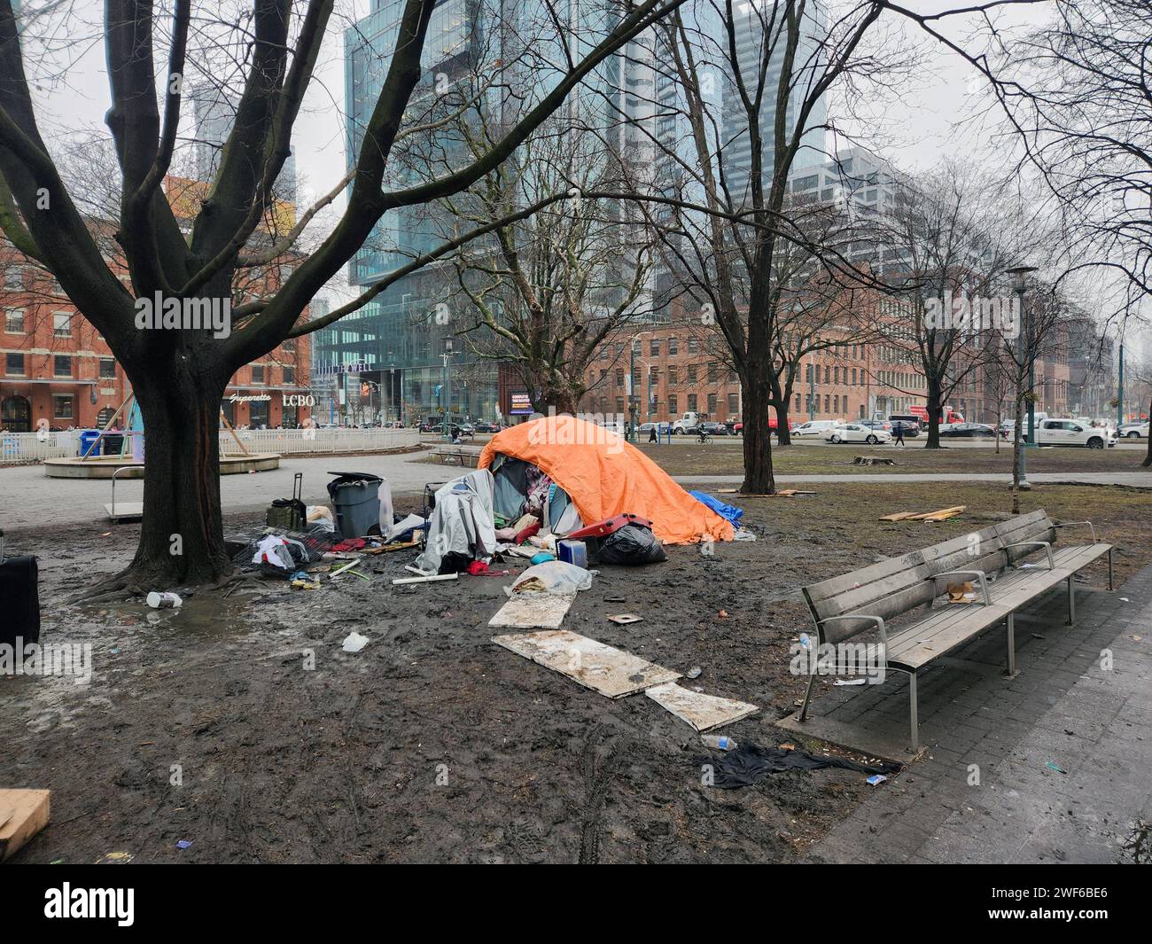 Accampamento per senzatetto di Toronto in un parco cittadino di fronte al pozzo su Spadina avenue Foto Stock