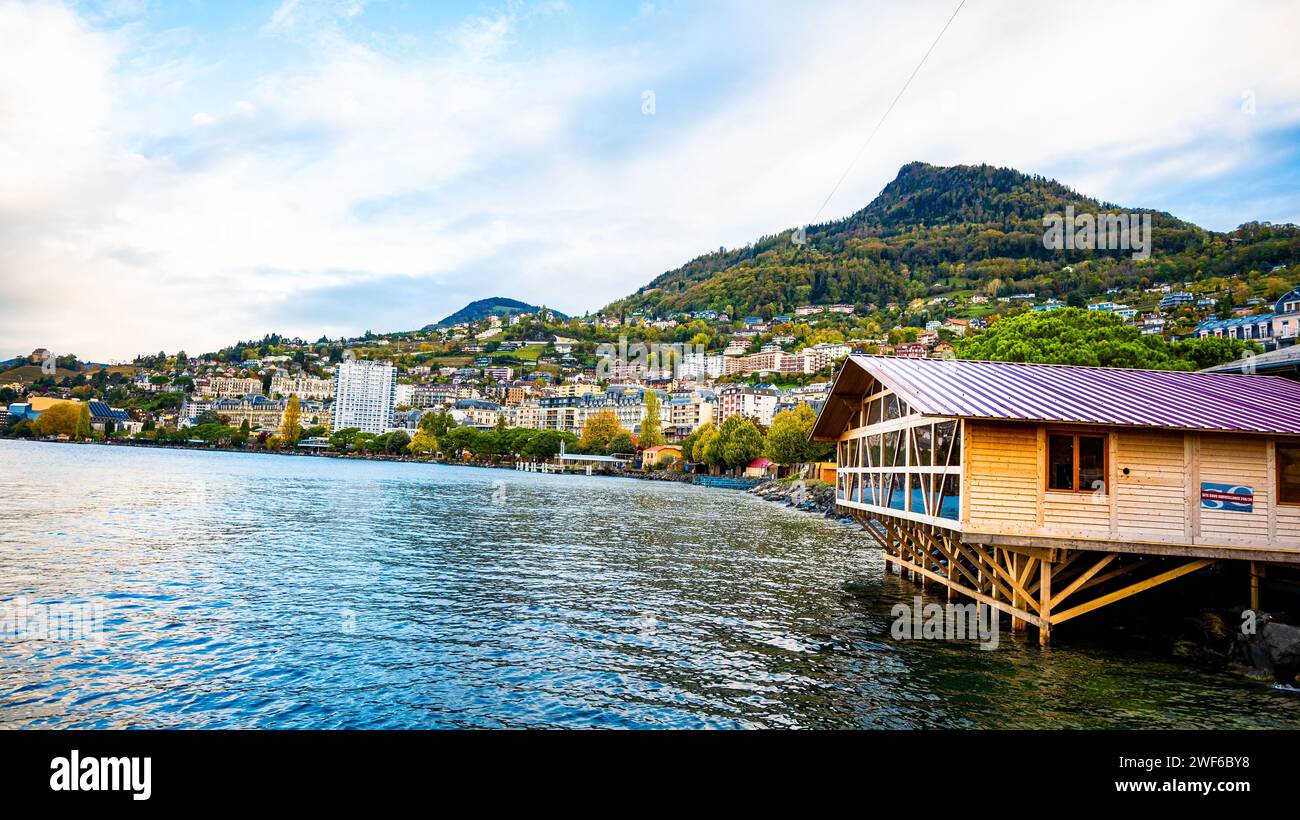 Bellissimo villaggio sul lago (Montreux) nelle Alpi svizzere Foto Stock
