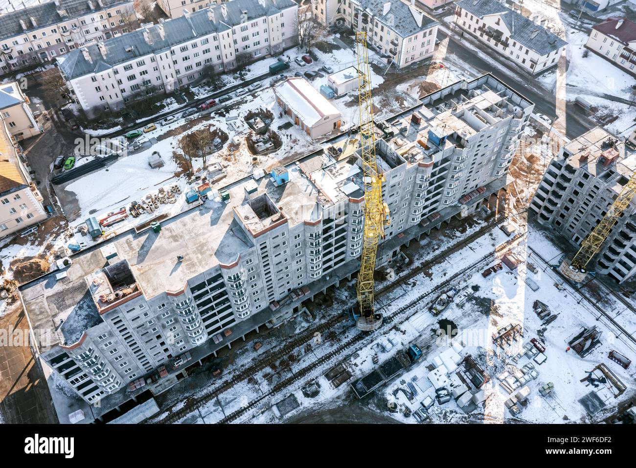 vista aerea del cantiere innevato. nuovo edificio residenziale in costruzione. Foto Stock