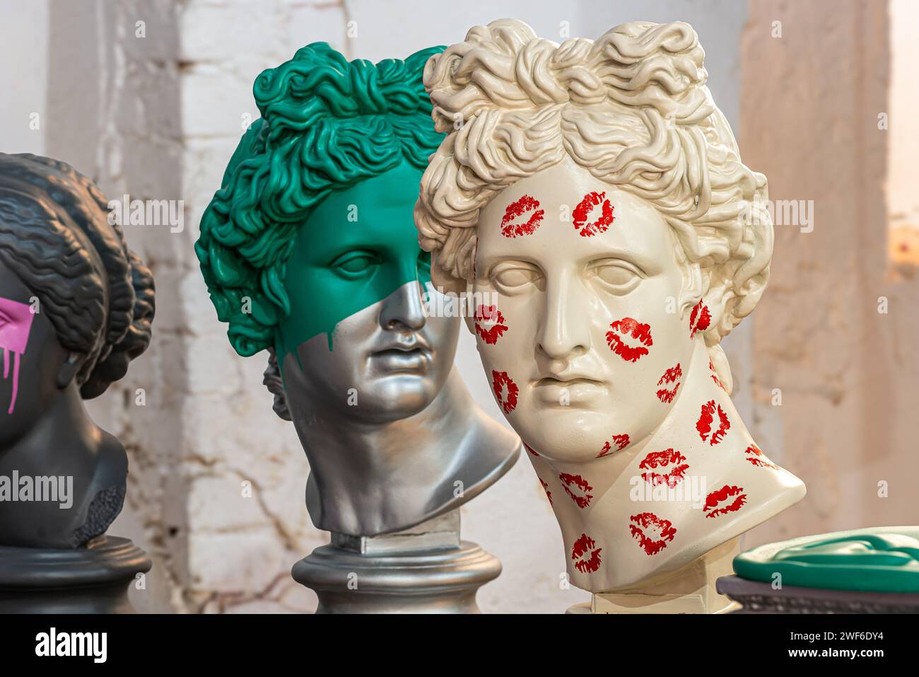 Statua in gesso della testa di Apollo su sfondo bianco Foto Stock