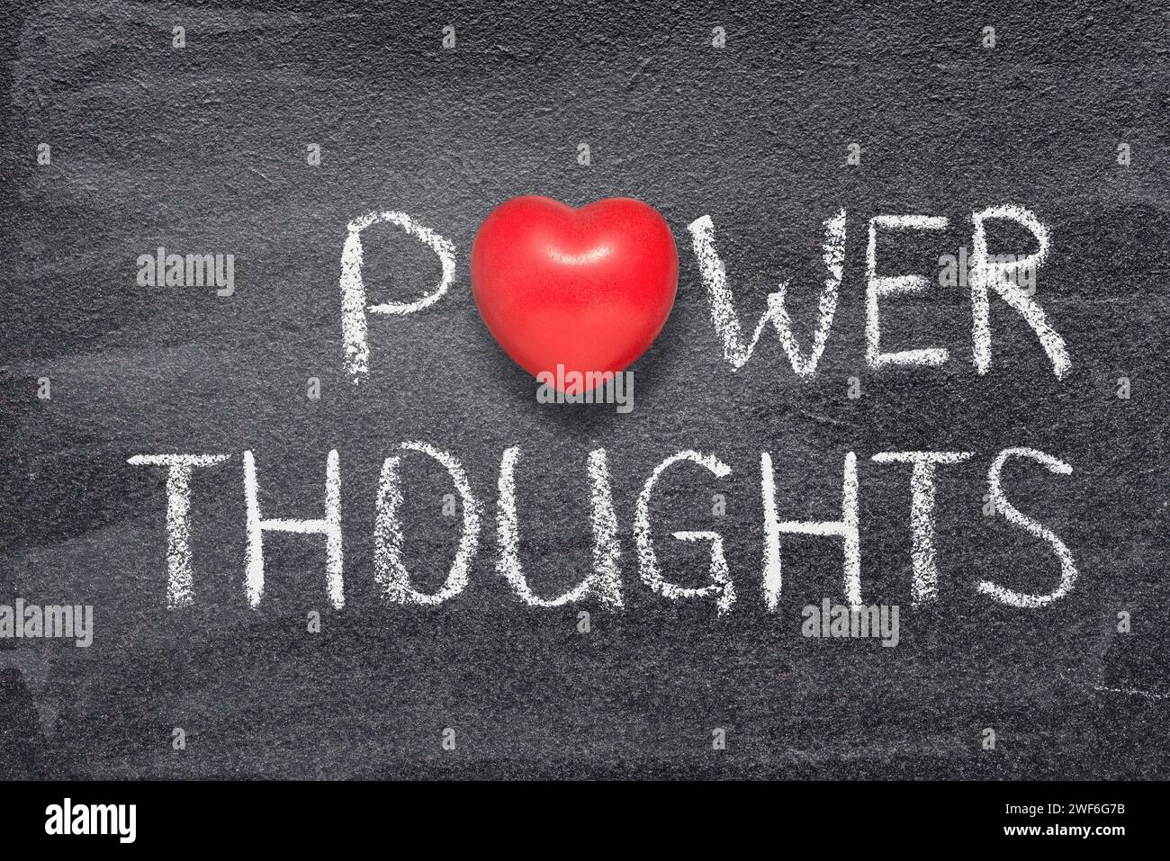 frase power thoughts scritta sulla lavagna con simbolo rosso a forma di cuore Foto Stock