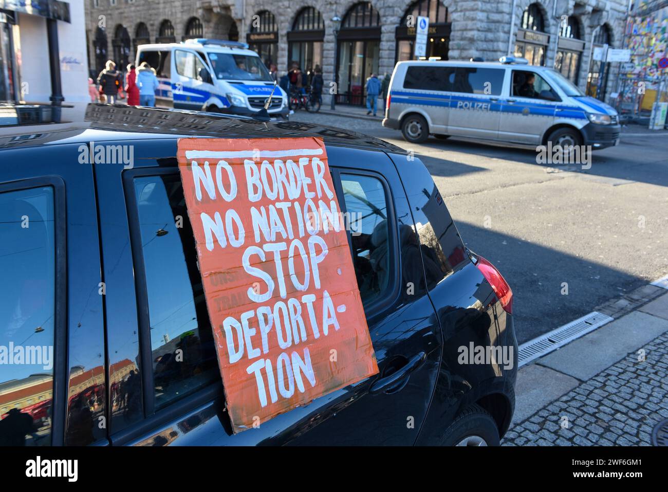 Lipsia - Großdemo in Lipsia 1,000 protestieren pro Palästina - 200 stellen sich dagegen 27.01.2024 gegen 15 Uhr Leipzig, Stadtgebiet am Samstagnachmittag kamen in der Leipziger Innenstadt zu einer Großdemonstration von Anhängern der Pro-Palästina-Bewegung. Nach ersten Angaben der Polizei kamen rund 1,000 Menschen zu einem Aufzug auf der Eisenbahnstraße zusammen, um anschließend gemeinsam über den Leipziger Innenstadtring in Richtung Augustusplatz und später weiter an der Moritzbastei zum Wilhelm-Leuschner-Platz zu laufen. A Höhe des Hauptbahnhofes kam es kurzzeitig zu einer Störung des Aufz Foto Stock