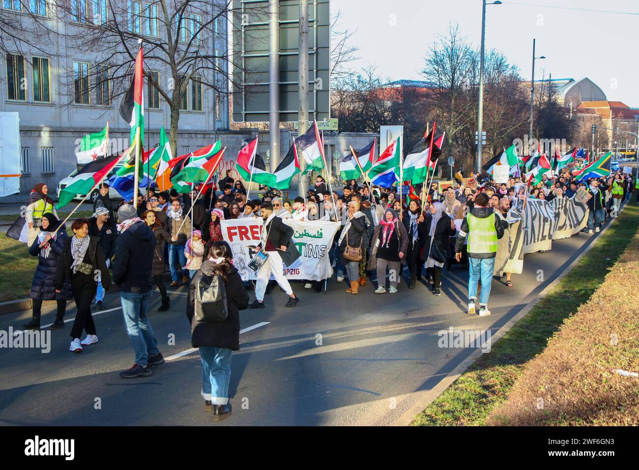 Lipsia - Großdemo in Lipsia 1,000 protestieren pro Palästina - 200 stellen sich dagegen 27.01.2024 gegen 15 Uhr Leipzig, Stadtgebiet am Samstagnachmittag kamen in der Leipziger Innenstadt zu einer Großdemonstration von Anhängern der Pro-Palästina-Bewegung. Nach ersten Angaben der Polizei kamen rund 1,000 Menschen zu einem Aufzug auf der Eisenbahnstraße zusammen, um anschließend gemeinsam über den Leipziger Innenstadtring in Richtung Augustusplatz und später weiter an der Moritzbastei zum Wilhelm-Leuschner-Platz zu laufen. A Höhe des Hauptbahnhofes kam es kurzzeitig zu einer Störung des Aufz Foto Stock