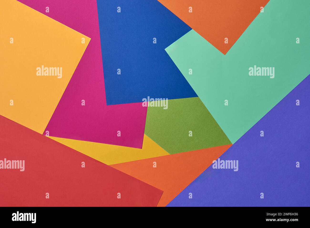 moderno abstract di fogli di carta colorati, linee diagonali geometriche, sfondo o sfondo per biglietti, striscioni e poster Foto Stock