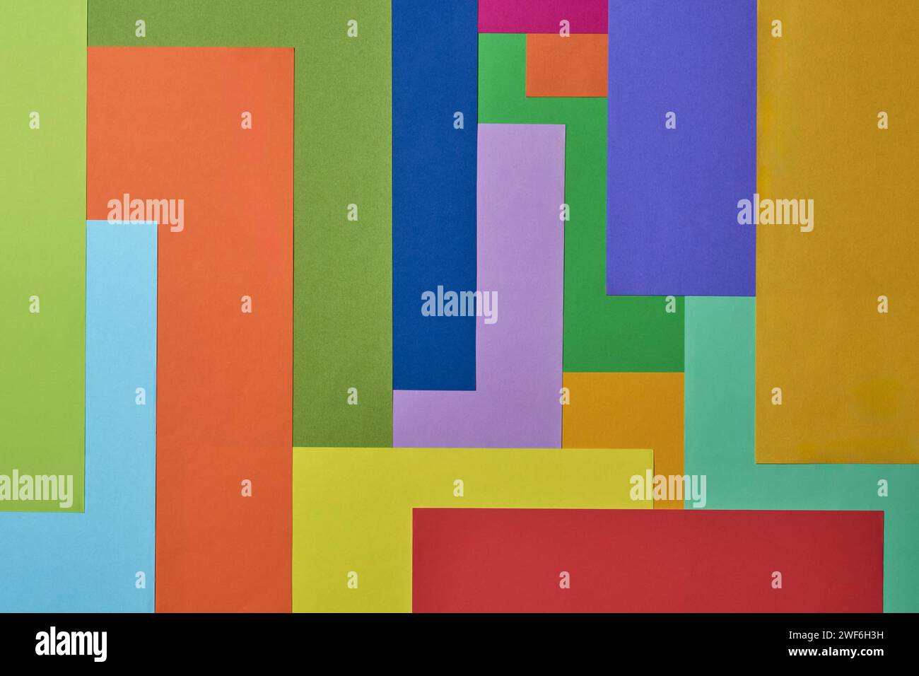 moderno abstract di fogli di carta colorati, linee diagonali geometriche, sfondo o sfondo per biglietti, striscioni e poster Foto Stock