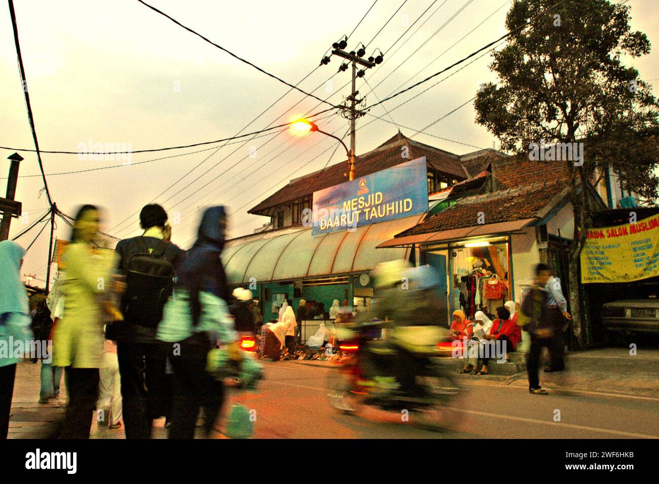 Scena di una strada trafficata di fronte alla moschea Daarut Tauhiid a Gegerkalong, Sukasari, Bandung, Giava Occidentale, Indonesia. Fondata da un famoso predicatore islamico indonesiano KH Abdullah Gymnastiar, il collegio e la fondazione Daarut Tauhiid, insieme al suo marchio di attività Manajemen Qolbu (mq), è riuscita a intensificare il turismo religioso e le attività economiche nell'area di Gegerkalong nella città di Bandung. Foto Stock