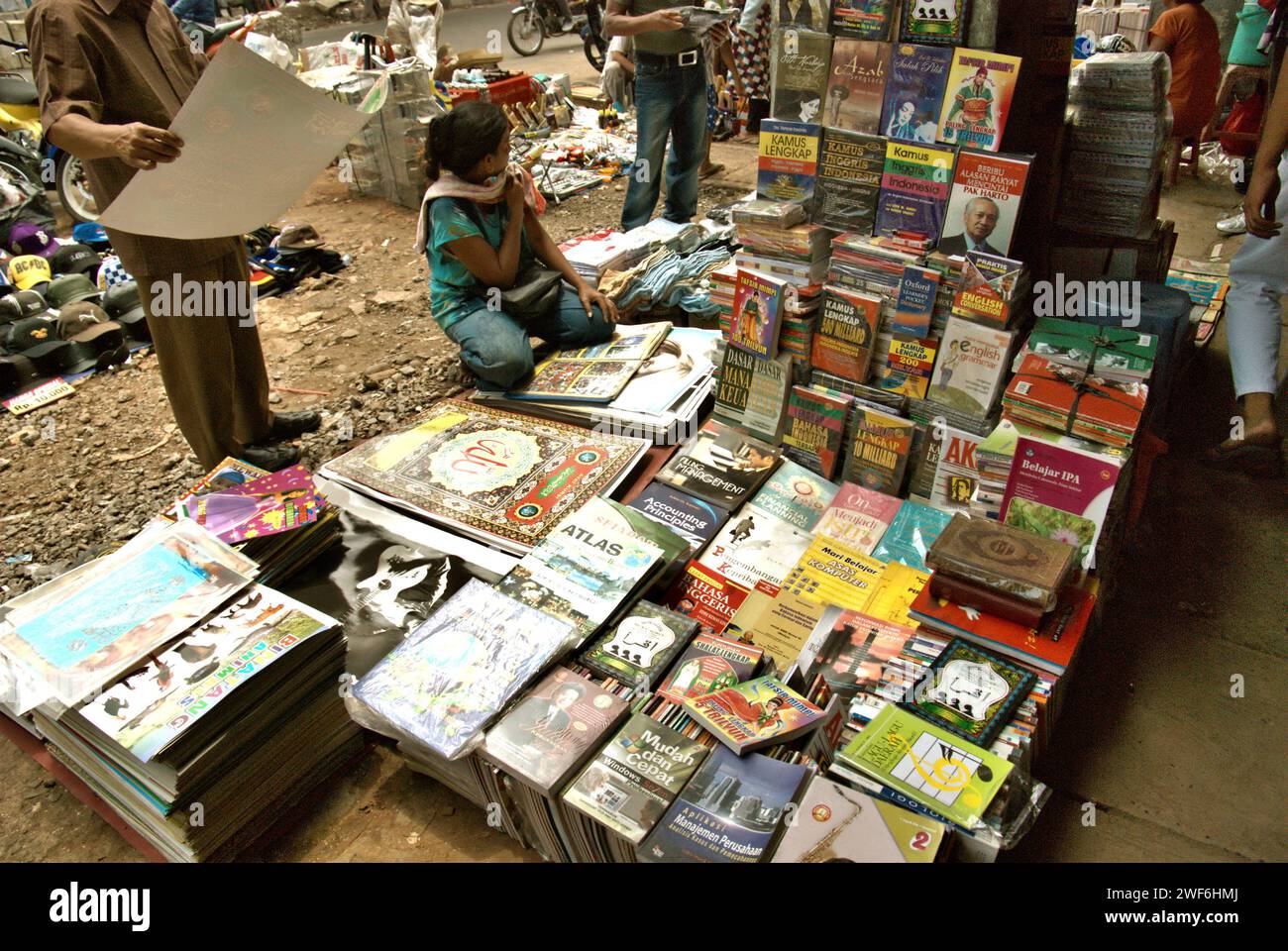 Un venditore di libri in un mercato stradale a Jatinegara, Giacarta Est, Giacarta, Indonesia. Foto Stock