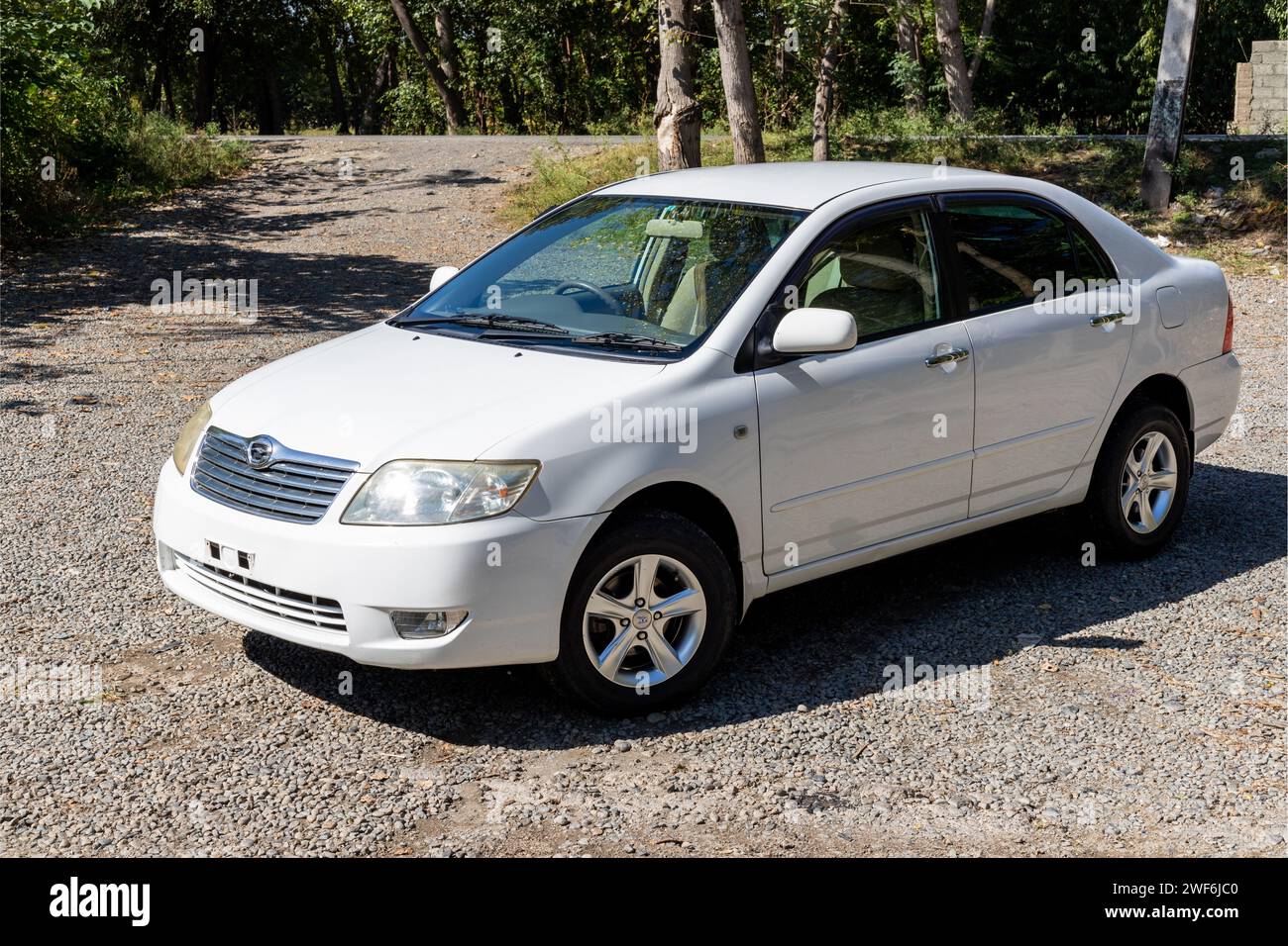 Auto Toyota corolla bianca nel parcheggio: SWAT, Pakistan - 10 ottobre 2023. Foto Stock